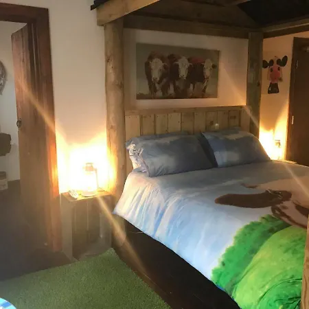 Bullock's Barn Guest house *
