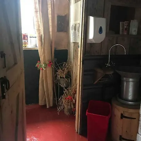 Bullock's Barn Guest house *