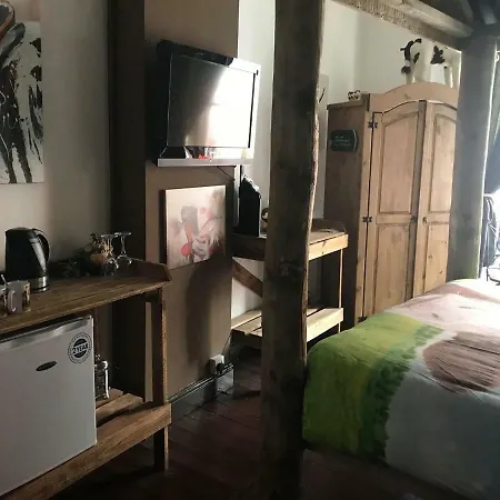 Bullock's Barn Guest house *